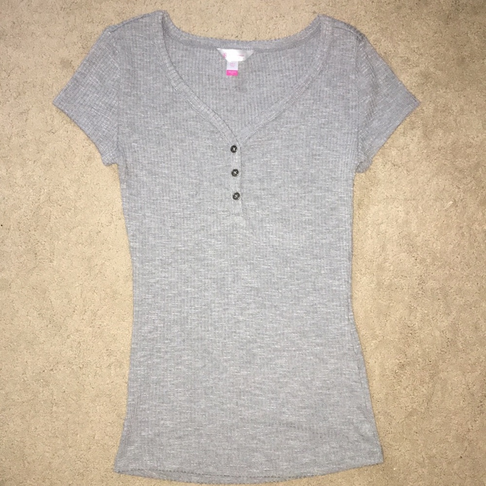 NO BOUNDARIES gray short sleeved shirt